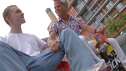 Sexy slutty announcesres her feet in the park