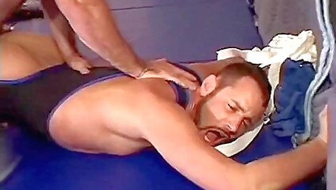 She's alarg members fucking with her pussy